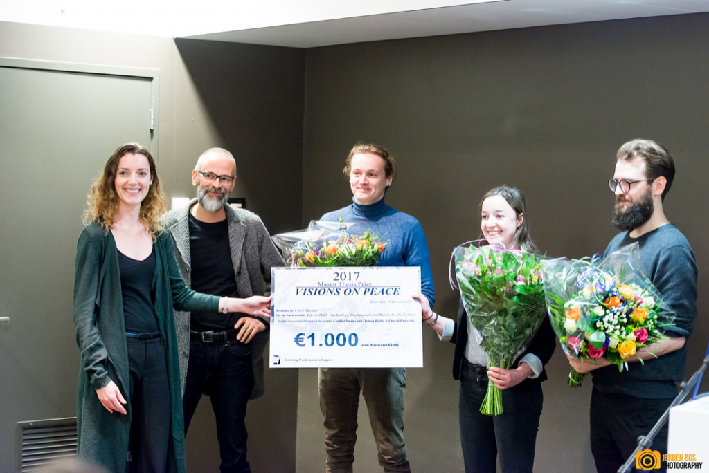 From left to right: Lidewyde Berckmoes (jury chair), Ruud Welten (chair Dutch Foundation for Peace Studies), Josh Walmsley (nominated), Clara Maciver (winner Visions on Peace thesis prize), and Thomas Behrndt (nominated). Foto by Jeroen Bos. 